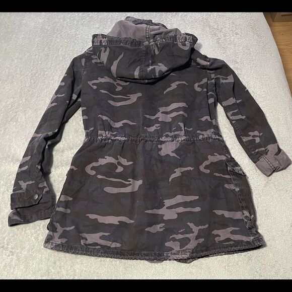 𝅺ARITZIA Talula Camo Trooper Jacket size XS - Picture 3 of 8